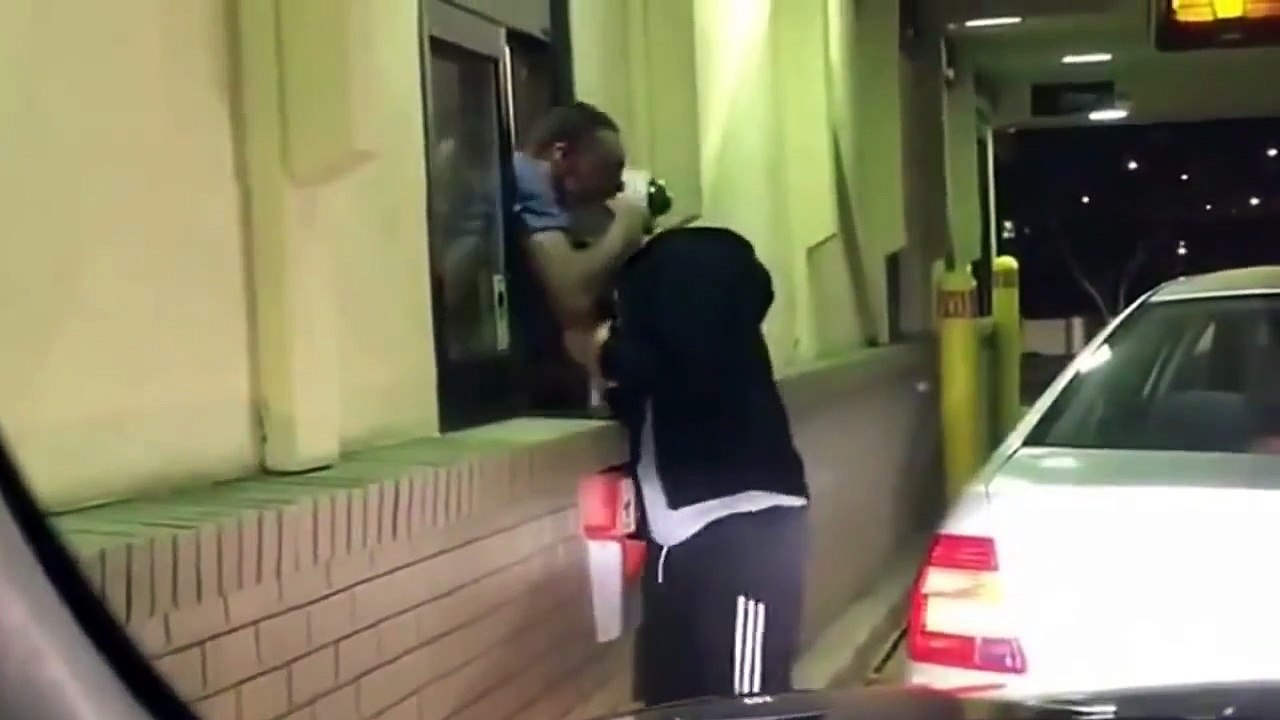 Il met du temps à être servi au drive du McDo, vous n’imaginez pas sa violente réaction