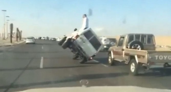 Un abruti fait le con en voiture