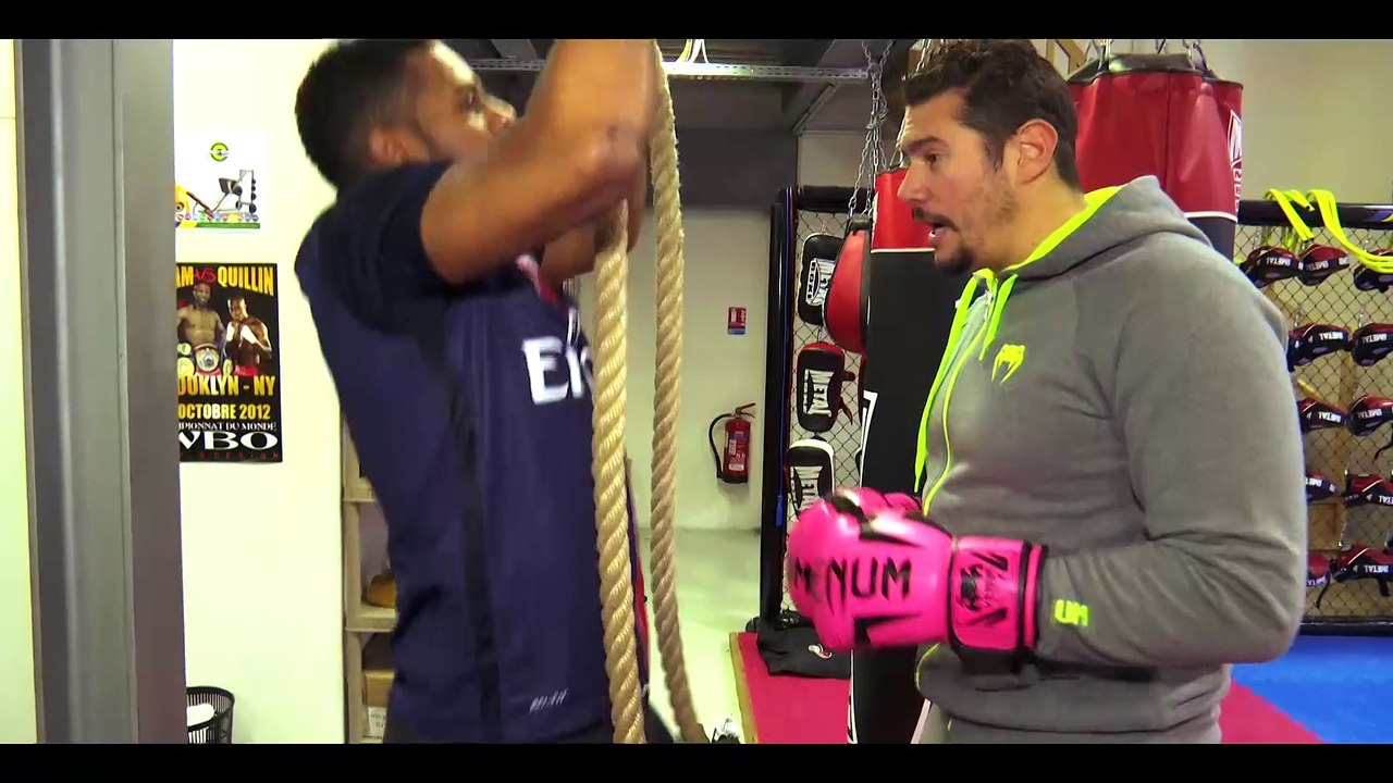 Vincent Parisi coach le chanteur Axel Tony sur beiN Sports.