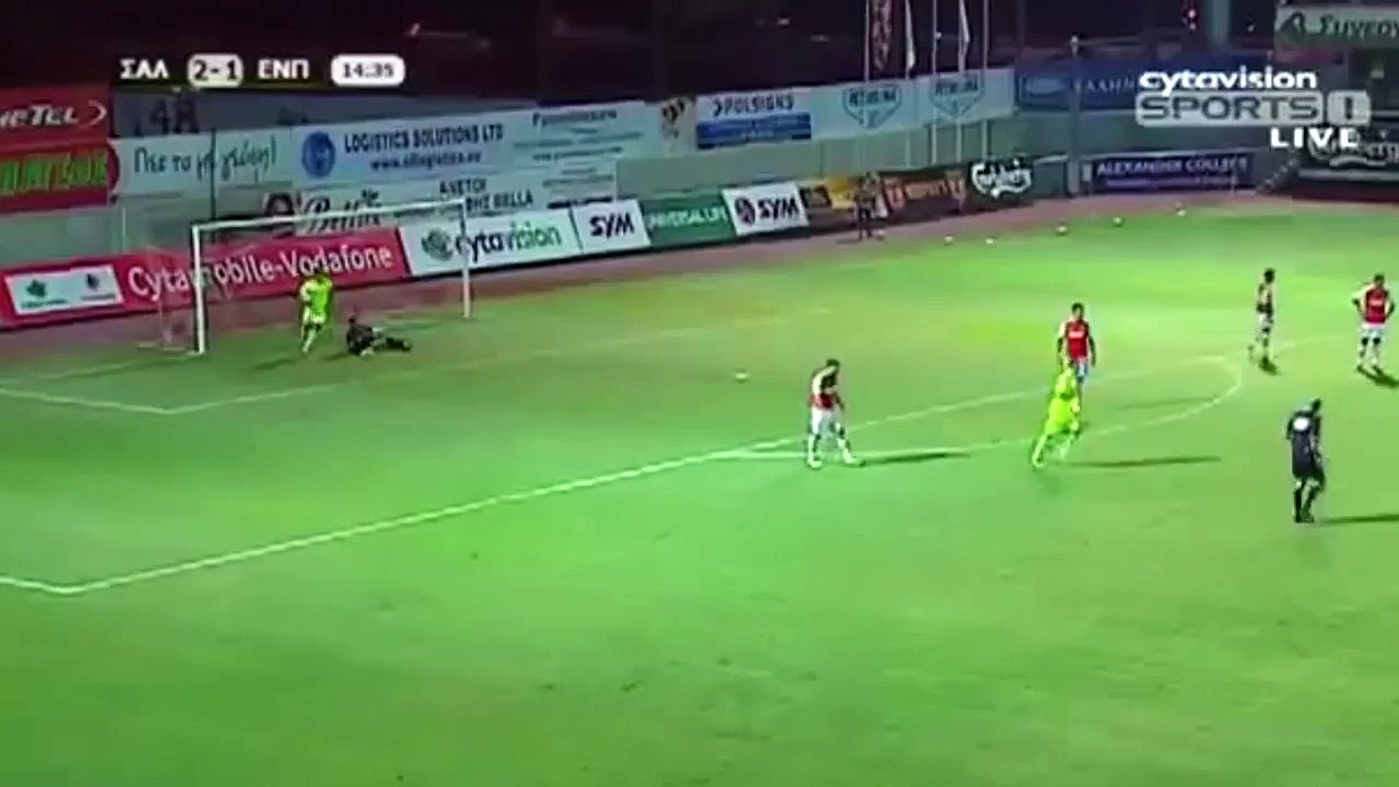 Il marque avec un sombrero comme Neymar !