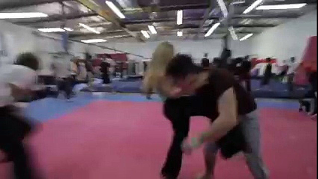 كعبة كيما هكّا تسكّر حومة كاملة ههههه جنس يا لطيف