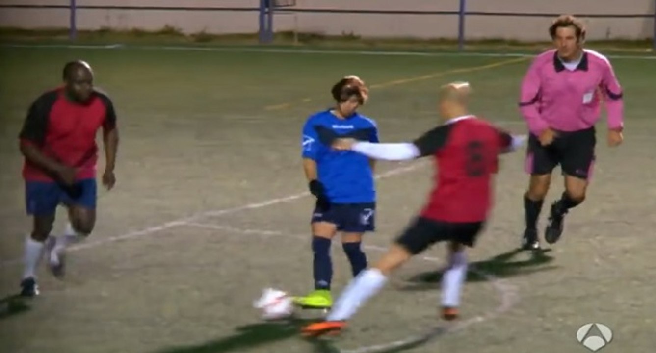 Une footballeuse déguisée en homme joue un match de foot amateur