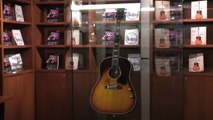 落札価格はなんと3億円！50年間行方不明だった故ジョン・レノンのギターが競売に！