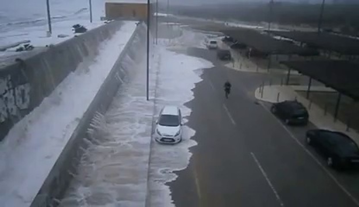 Men surprised by a giant wave!! Xaver Storm