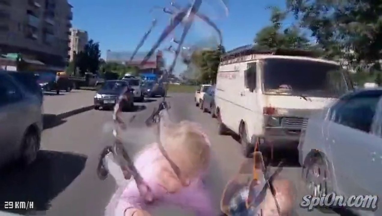 2 enfants écrasés par une voiture en russie.