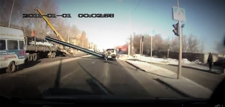 Труба сносит машину в Тюмени Ветеранов Труда Пункт назначения 7 09.11.15