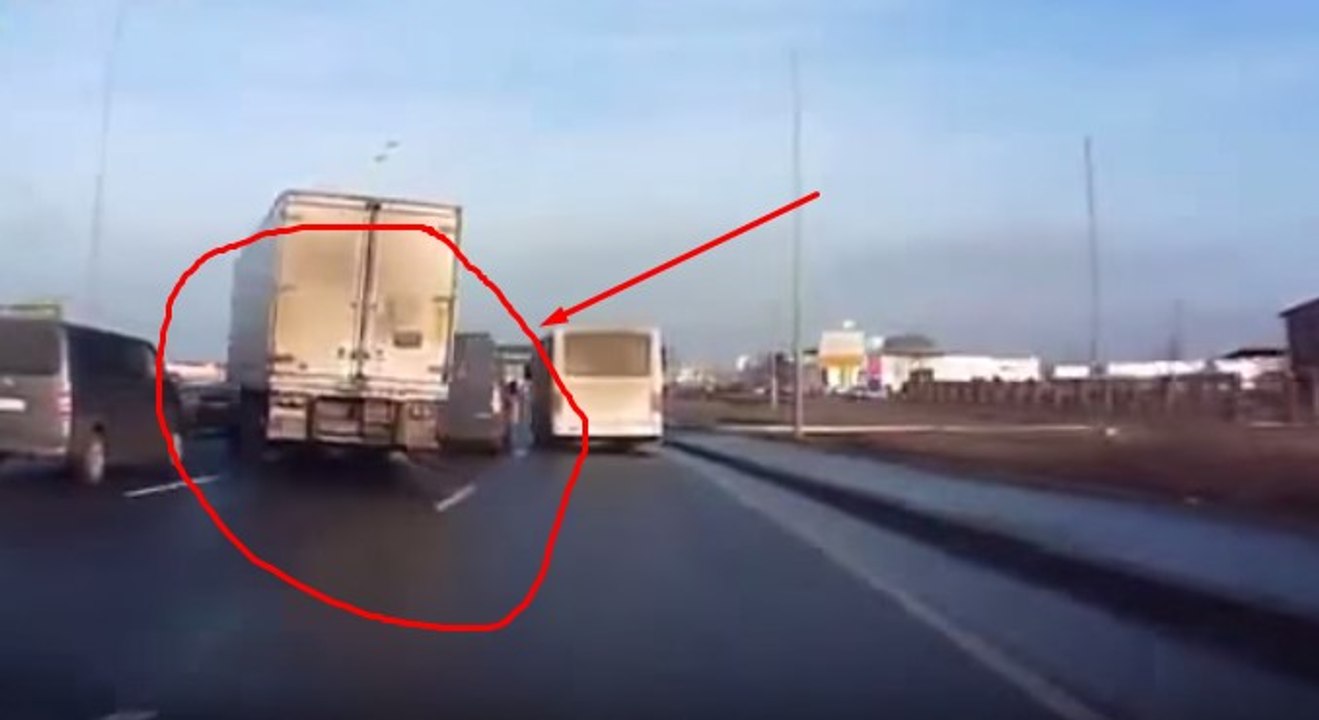 Грузовик мастерски уклонился. Респект водителю!
