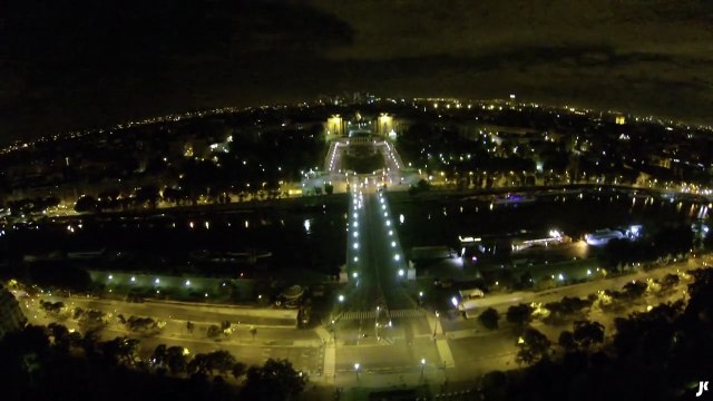 Il escalade la Tour Eiffel à mains nues