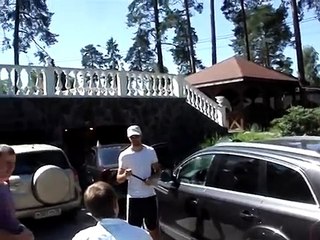 Мажоры пытаются разбить стекло у audi q7