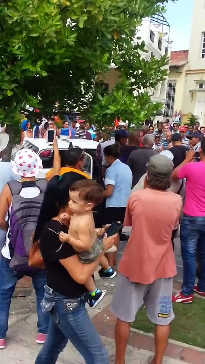 Policías golpean al pueblo en una Plaza de Camaguey