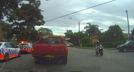 Un motard force un barrage de police à 80 km/h