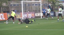 Douglas Costa deixa Cássio no chão duas vezes em treino da Seleção