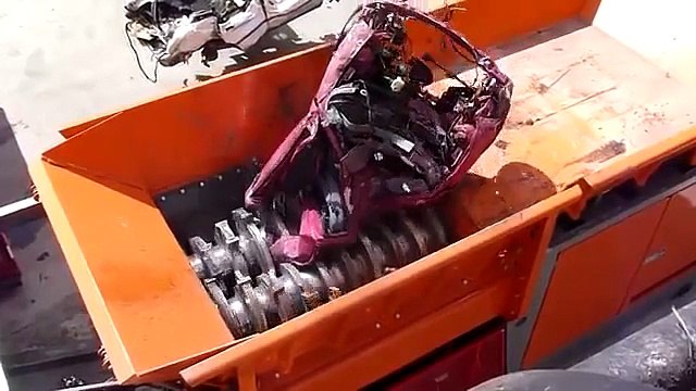 Cette broyeuse est vraiment trop puissante, elle peut facilement arriver à bout d'une camionnette !