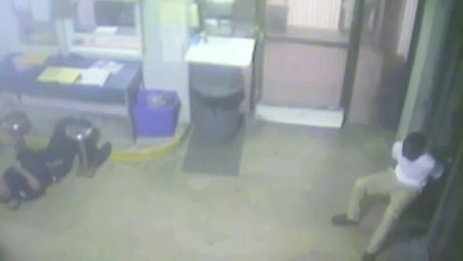 Un adolescent menotté sauve la vie du policier qui l'a arrêté.