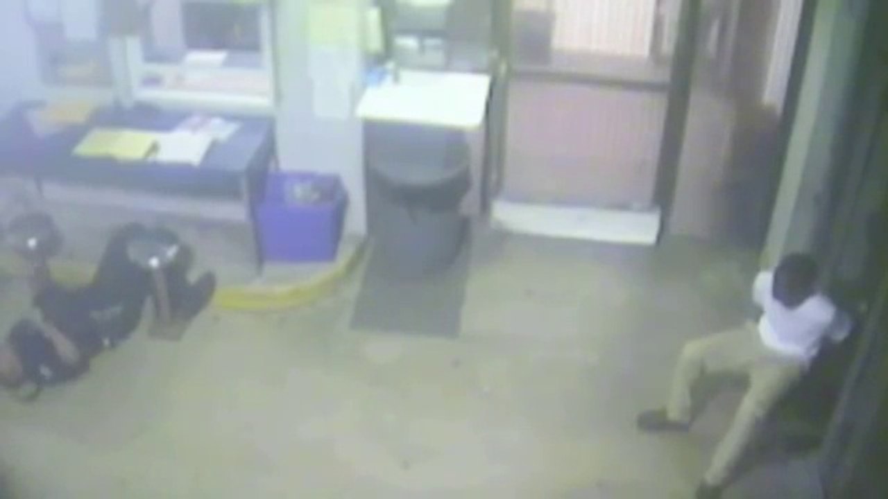 Un adolescent menotté sauve la vie du policier qui l'a arrêté.