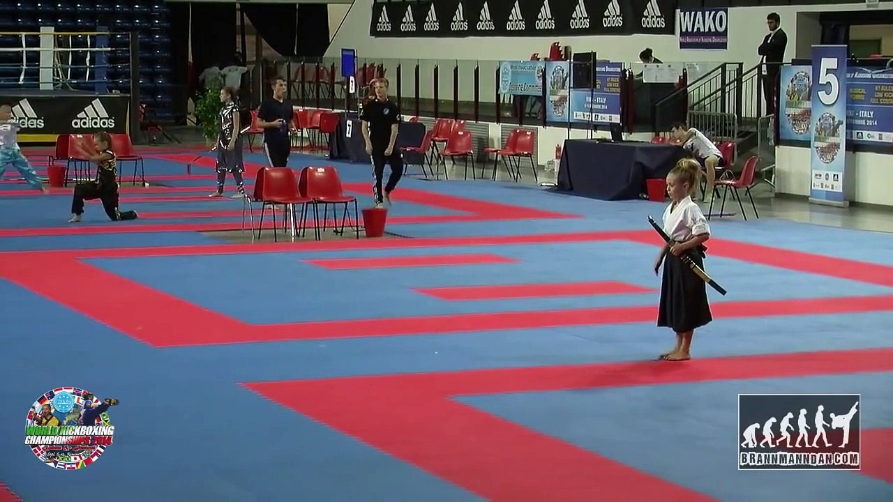 Démonstration de katana d'une fillette de 8 ans