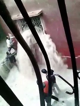 Sauvetage d'une famille prisonnière d'une maison inondée