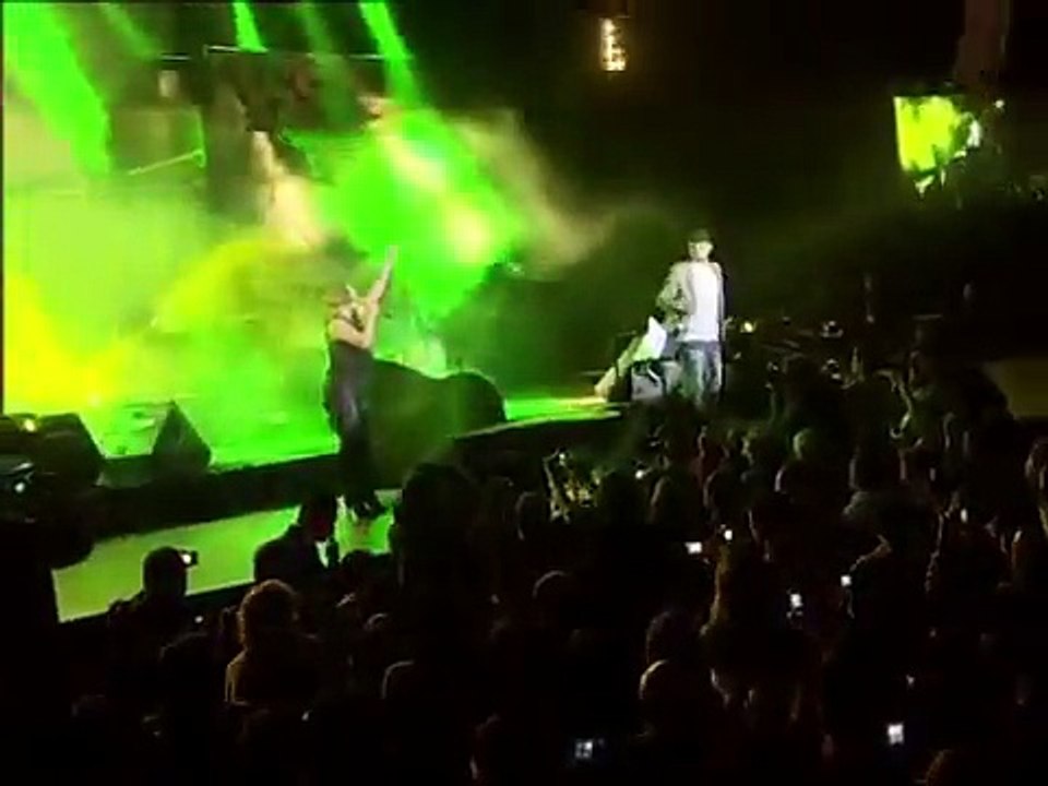 CEZA & SEZEN AKSU _Gelsin Hayat Bildiği Gibi_ (CEZA 10. Yıl Konseri Şubat 2008)