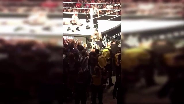 Wayne Rooney met une gifle au catcheur Wade Barrett - WWE Raw