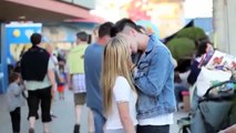 pegadinha beijando mulheres Super gatas Hot Beijos com pegada HD/HQ best Kissing Pranks