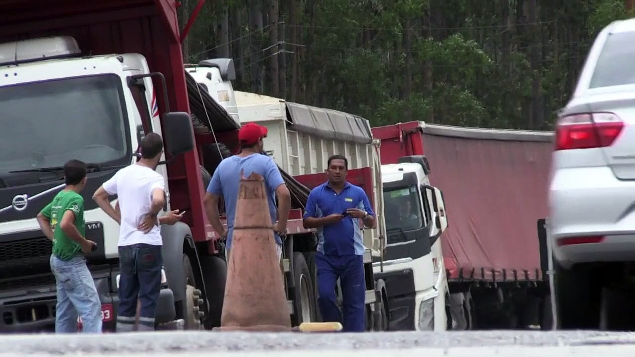 Camioneros brasileños exigen salida de Dilma Rousseff