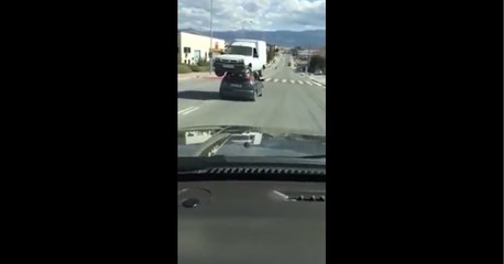 Carro transportando en el techo una furgoneta