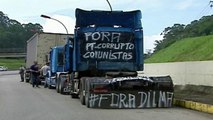 Caminhoneiros protestam contra o Governo e bloqueiam rodovias pelo Brasil