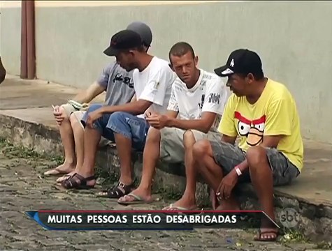 Moradores da região de Mariana contam com a ajuda de amigos e de doações