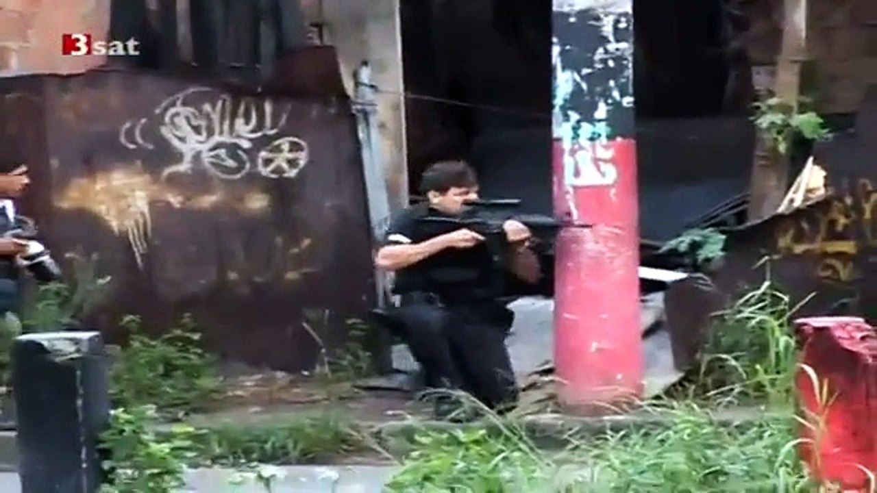 DOKU Drogenkrieg in Rio in Begleitung mit Spezialeinheiten und Dealer in den Favelas 3Sat4