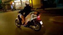Hãi hùng cảnh mẹ đèo con ngủ trên yên xe máy vẫn băng băng - TIN TỨC - THỜI SỰ
