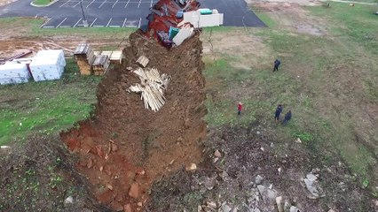 Une Faille de 100 mètres s'ouvre sur le Parking d'un Restaurant et avale 15 Voitures