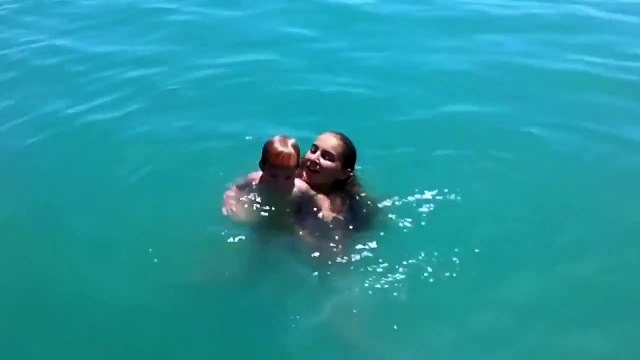 Малыш 10 мес в открытом море 2 км от берега