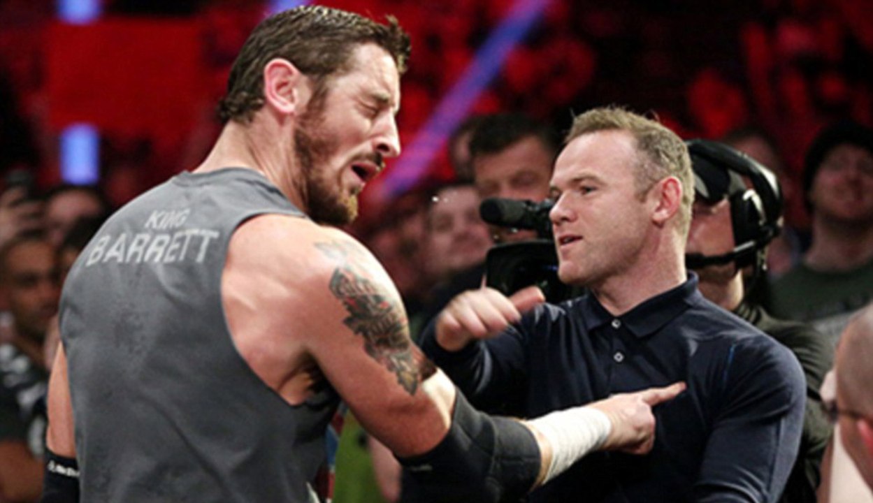 Wayne Rooney victimise un catcheur en direct !