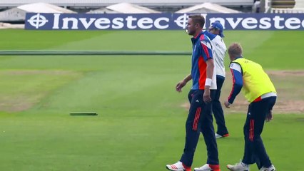 Joe Root pranks Broad behind so funny