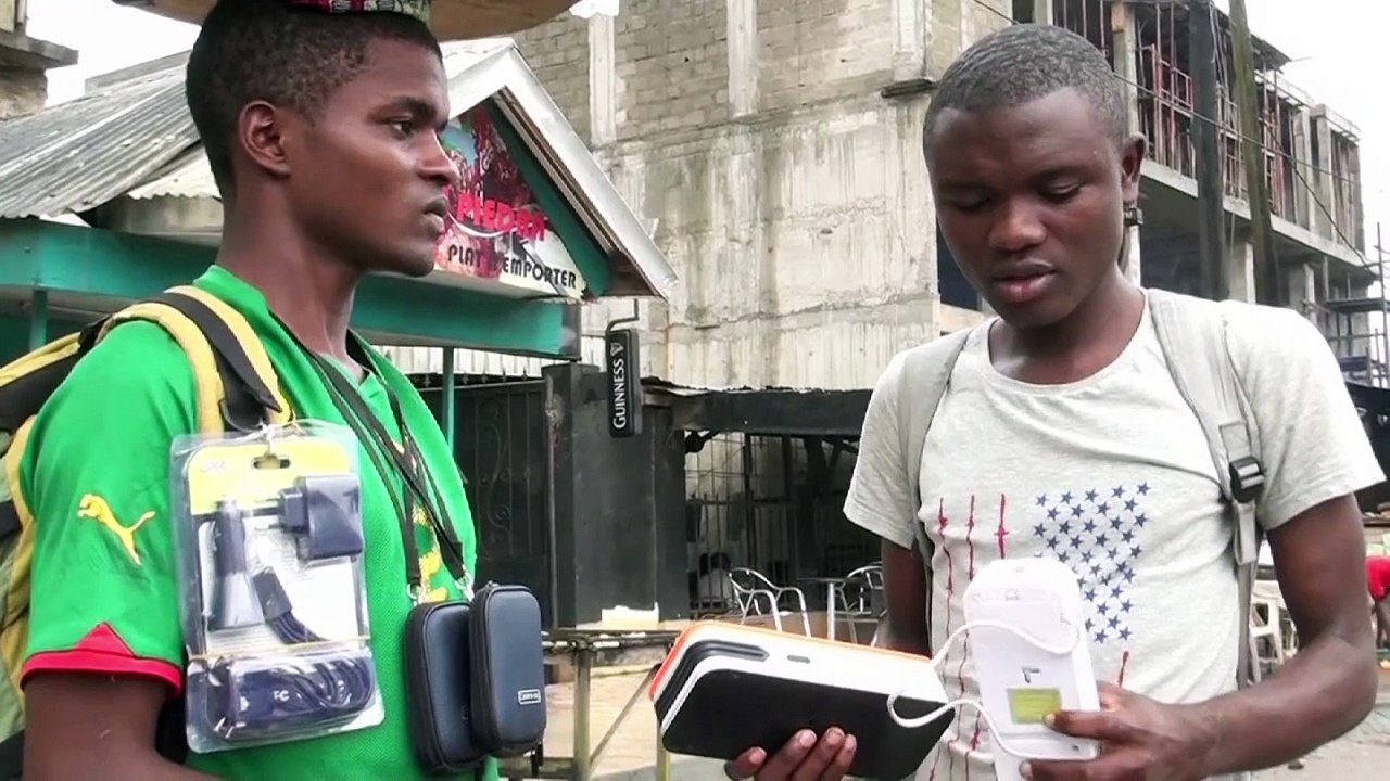 Kameruner trotzen Stromausfällen mit Solarlampen