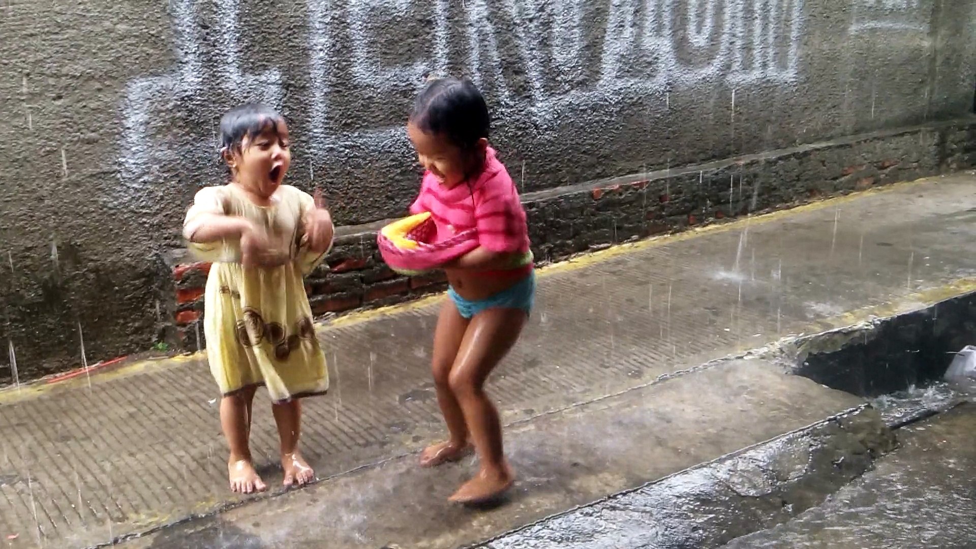 Anak Kecil Bermain Dan Mandi Hujan 2 Video Dailymotion