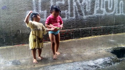 Anak kecil bermain dan mandi hujan (3)