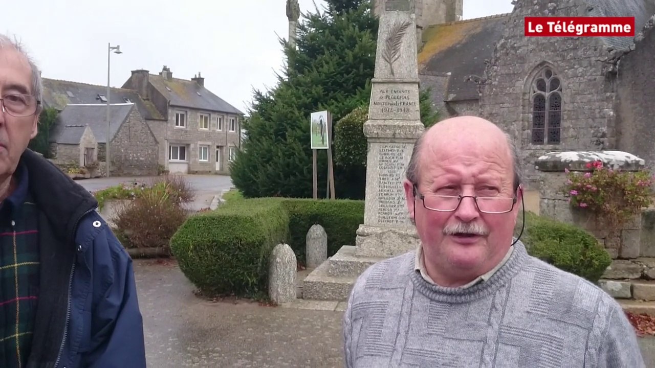 14-18. Ils déposent de la terre du pays sur les tombes de Poilus bretons