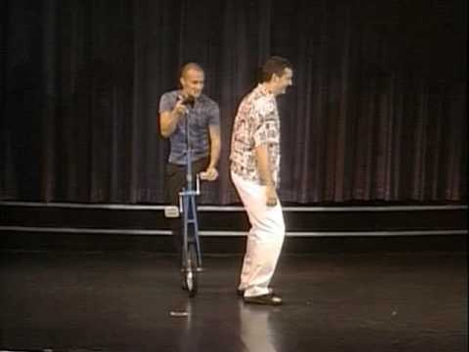 Funniest juggling routine ever!!