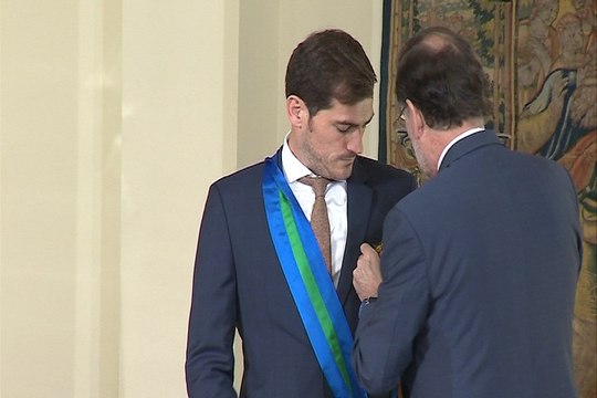 Rajoy condecora a Casillas por su carrera deportiva