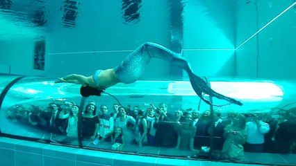 Une sirène dans la piscine la plus profonde du monde