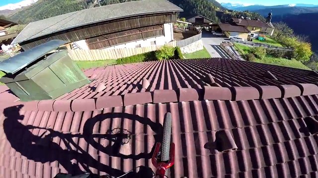 Fabio Wibmer : Poursuite avec la police en VTT