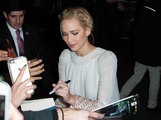 Exclu Vidéo : Jennifer Lawrence : elle  signe des autographes plus vite que son ombre !