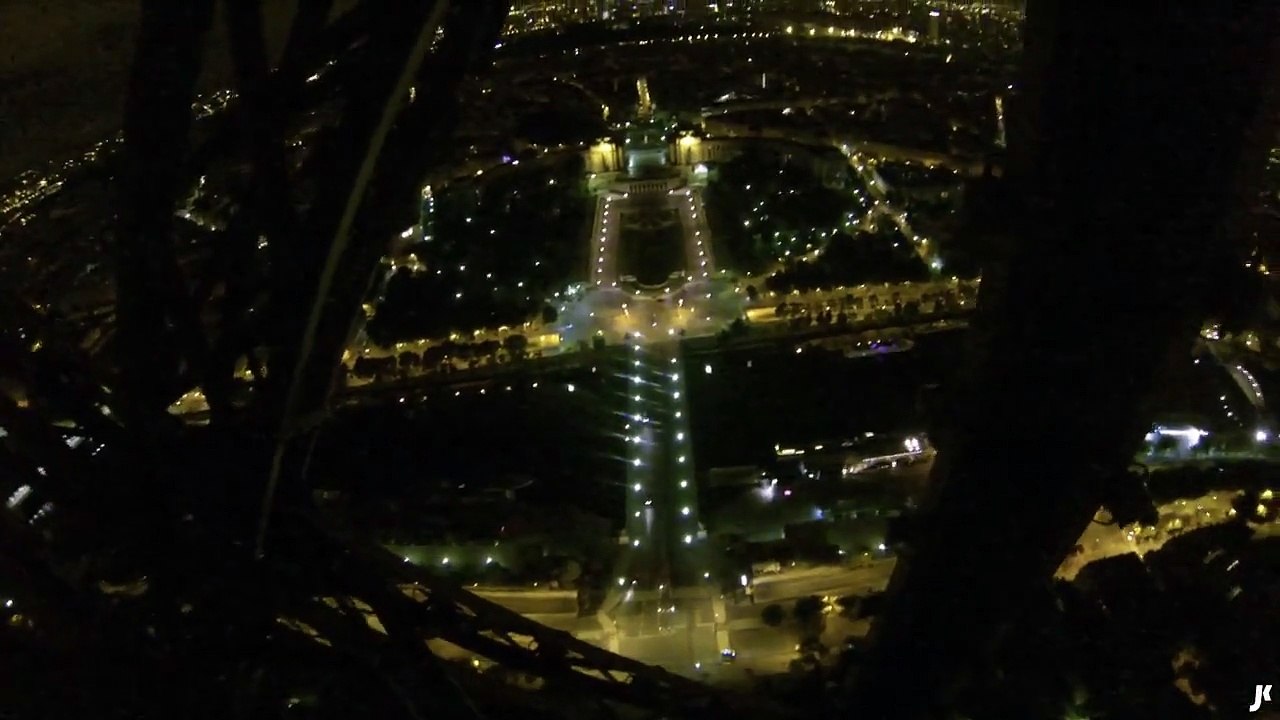 Un casse-cou escalade la Tour Eiffel à mains nues