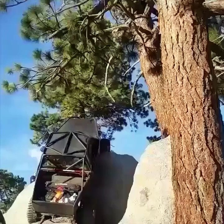 Une jeep tente de passer un rocher et se crash