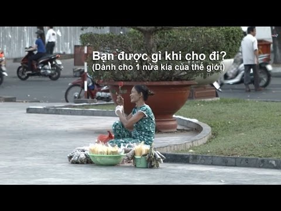 4TRY - Tặng hoa người lạ - Giving flowers to strangers (Social Experiment)