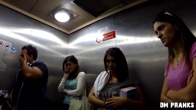 Asansörde Hapşurmayı Abartmak (kamera şakası)