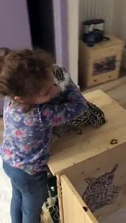 L'éloquente complicité entre Une Fillette et un Harfang des Neiges