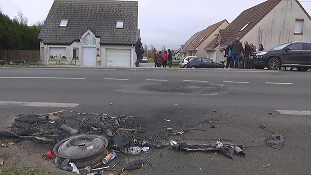 Calais: des riverains excédés par les échauffourées entre police et migrants