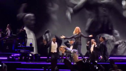 Madonna se fait fesser par Jessica Chastain sur scène à prague - Rebel Heart Tour